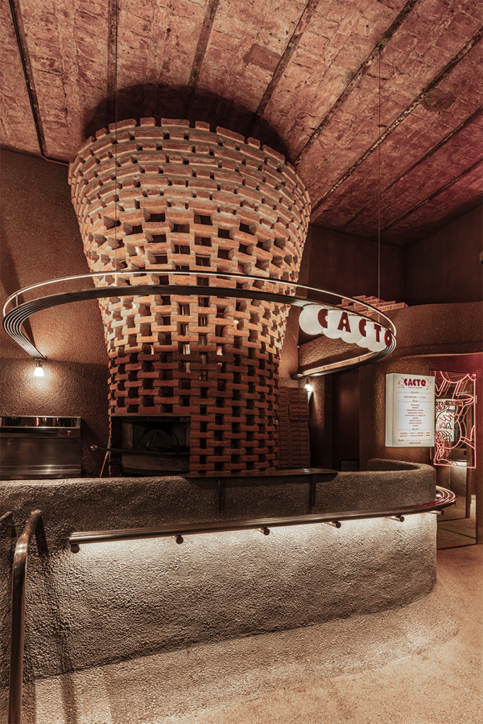 En el diseño de esta pizzería en argentina, el ladrillo es el material especial