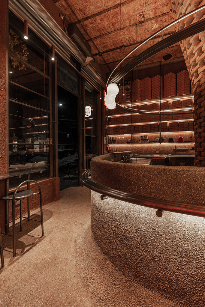 En el diseño de esta pizzería en argentina, el ladrillo es el material especial