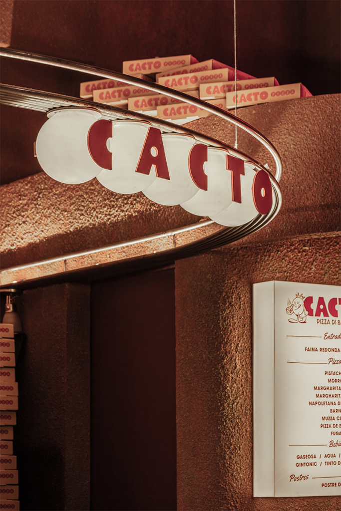 En el diseño de esta pizzería en argentina, el ladrillo es el material especial