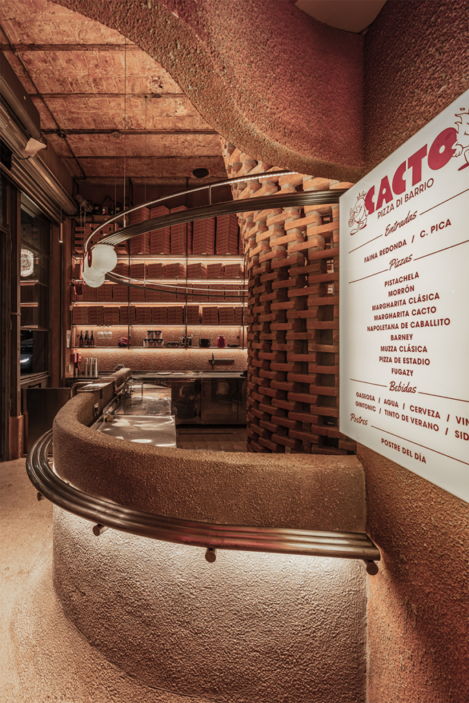 En el diseño de esta pizzería en argentina, el ladrillo es el material especial
