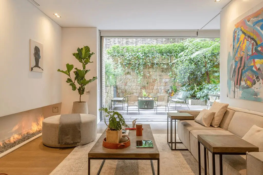 La arquitectura minimalista, pero la decoración llena de color y formas