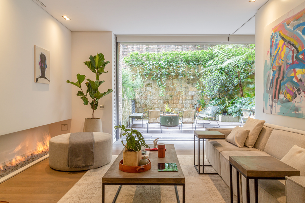 La arquitectura minimalista, pero la decoración llena de color y formas