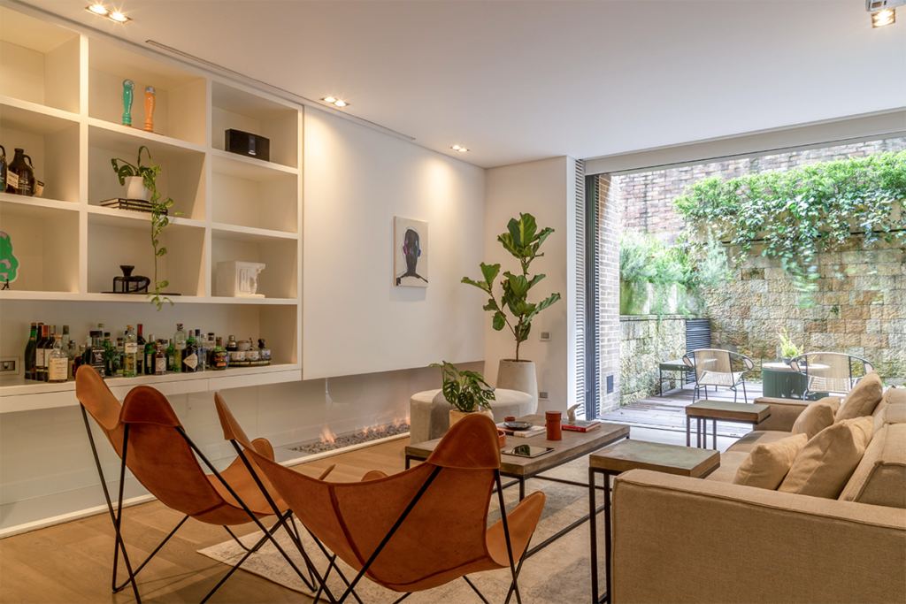 La arquitectura minimalista, pero la decoración llena de color y formas