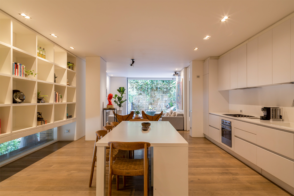 La arquitectura minimalista, pero la decoración llena de color y formas