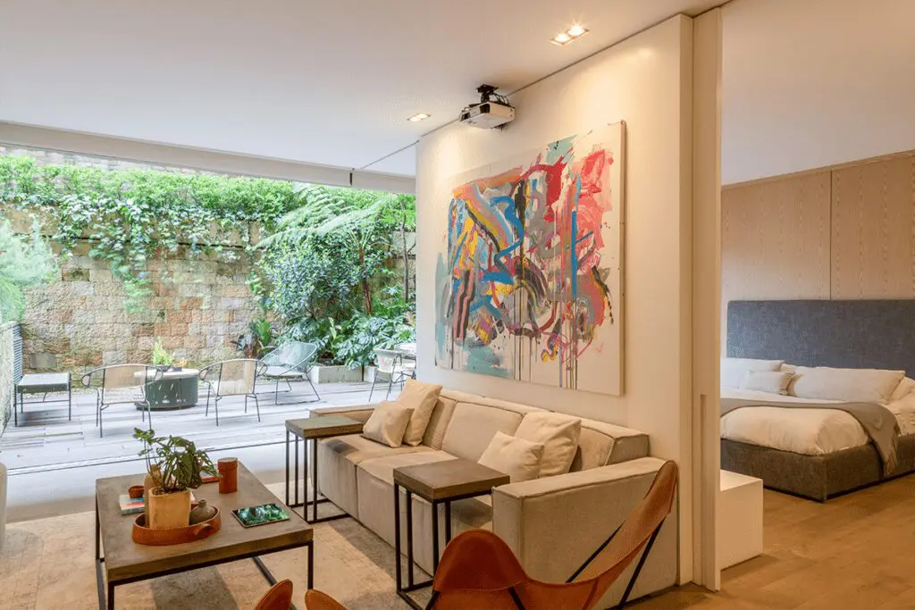 La arquitectura minimalista, pero la decoración llena de color y formas