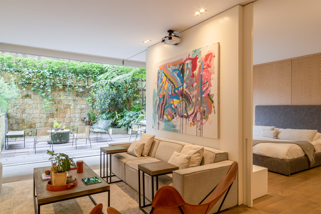 La arquitectura minimalista, pero la decoración llena de color y formas