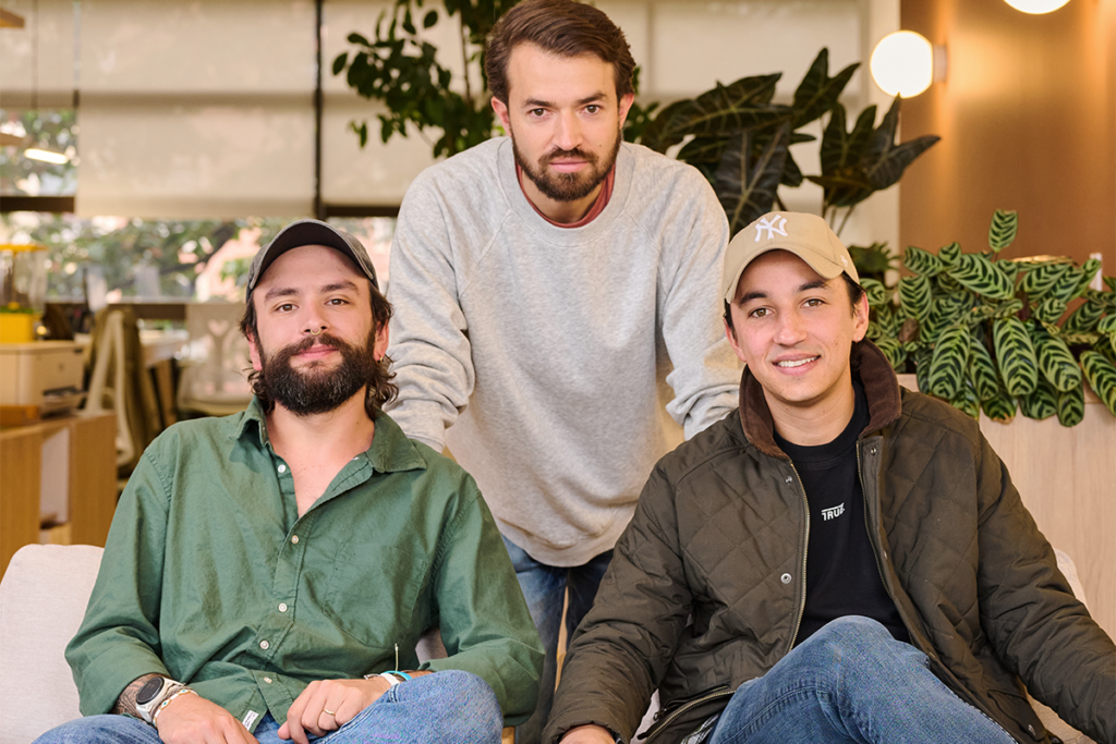 La arquitectura minimalista, pero la decoración llena de color y formas