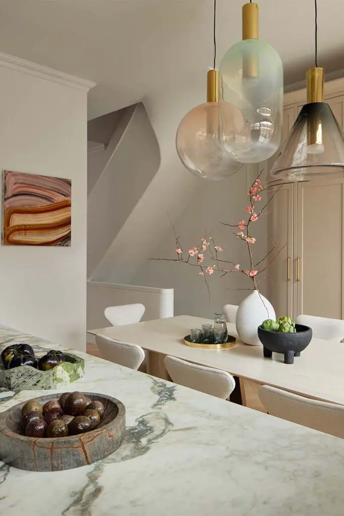 Elegancia clásica y una paleta audaz en esta iluminada cocina