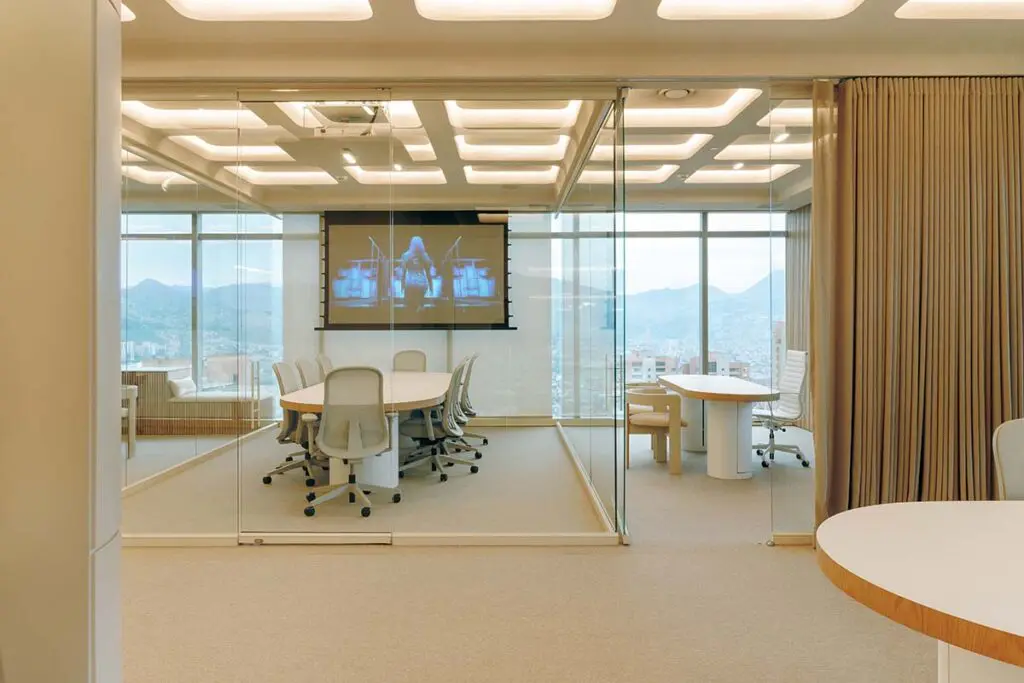 Los arquitectos detrás del diseño de ‘girl power’, las oficinas de una artista paisa