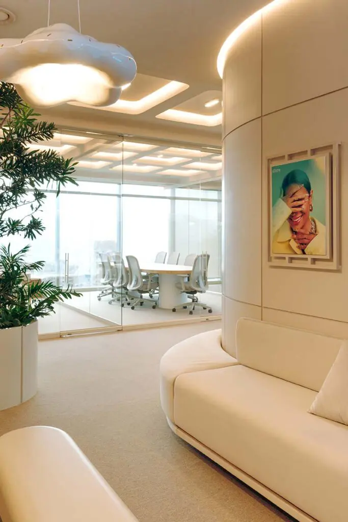 Los arquitectos detrás del diseño de ‘girl power’, las oficinas de una artista paisa