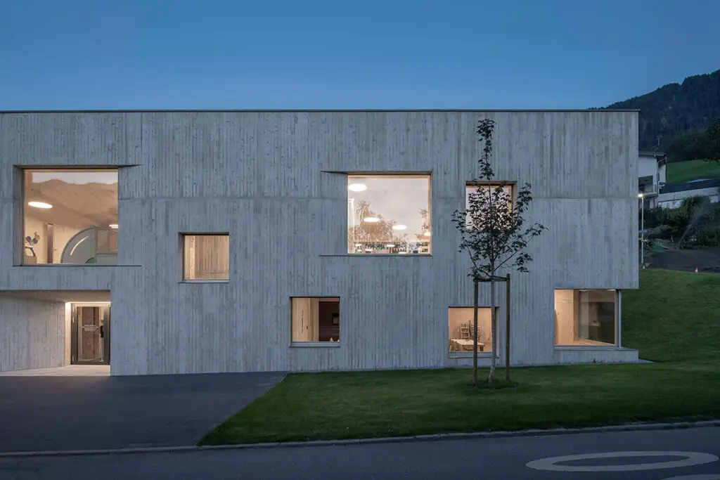 Arquitectura para el contexto: una guardería en suiza de pequeño formato y gran impacto