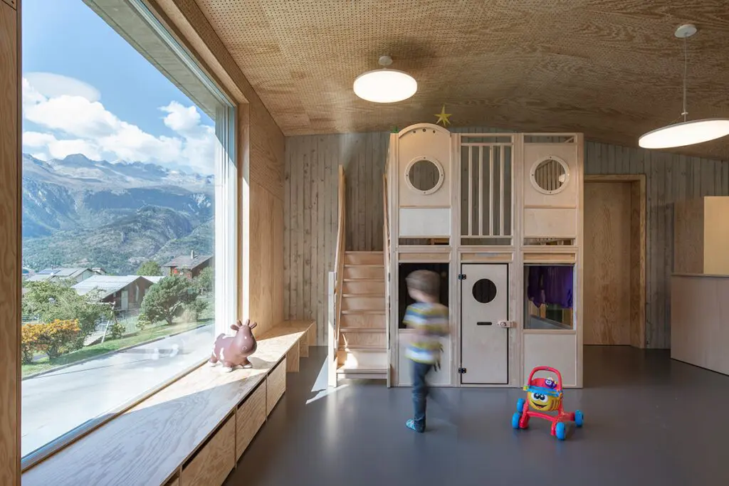 Arquitectura para el contexto: una guardería en suiza de pequeño formato y gran impacto