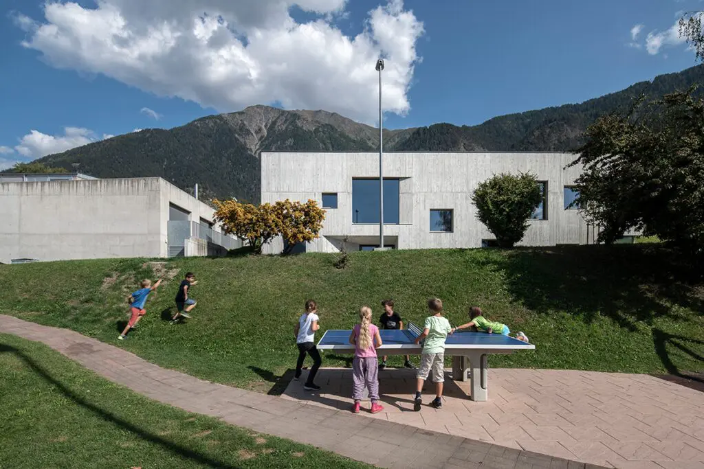 Arquitectura para el contexto: una guardería en suiza de pequeño formato y gran impacto