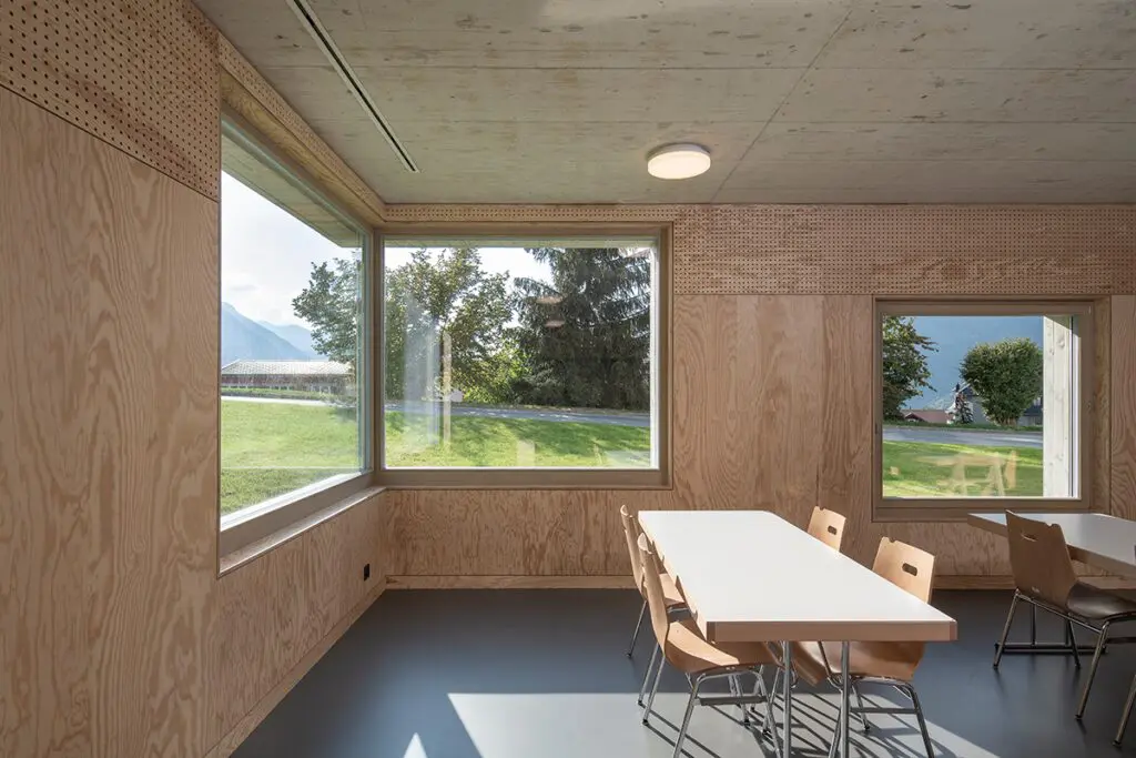 Arquitectura para el contexto: una guardería en suiza de pequeño formato y gran impacto