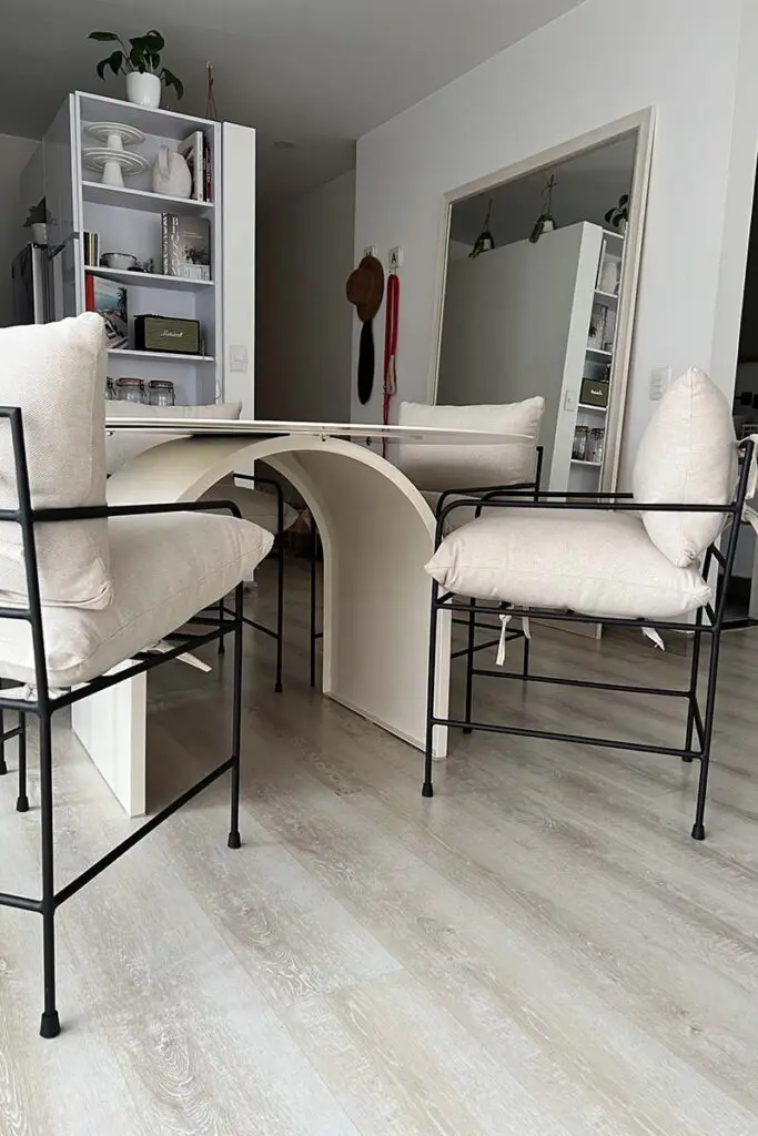 El metal es el corazón del diseño de esta firma de interiorismo y mobiliario