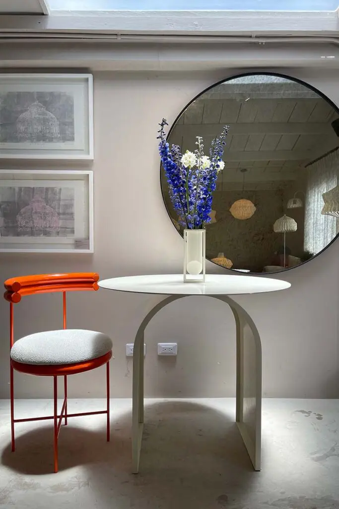 El metal es el corazón del diseño de esta firma de interiorismo y mobiliario