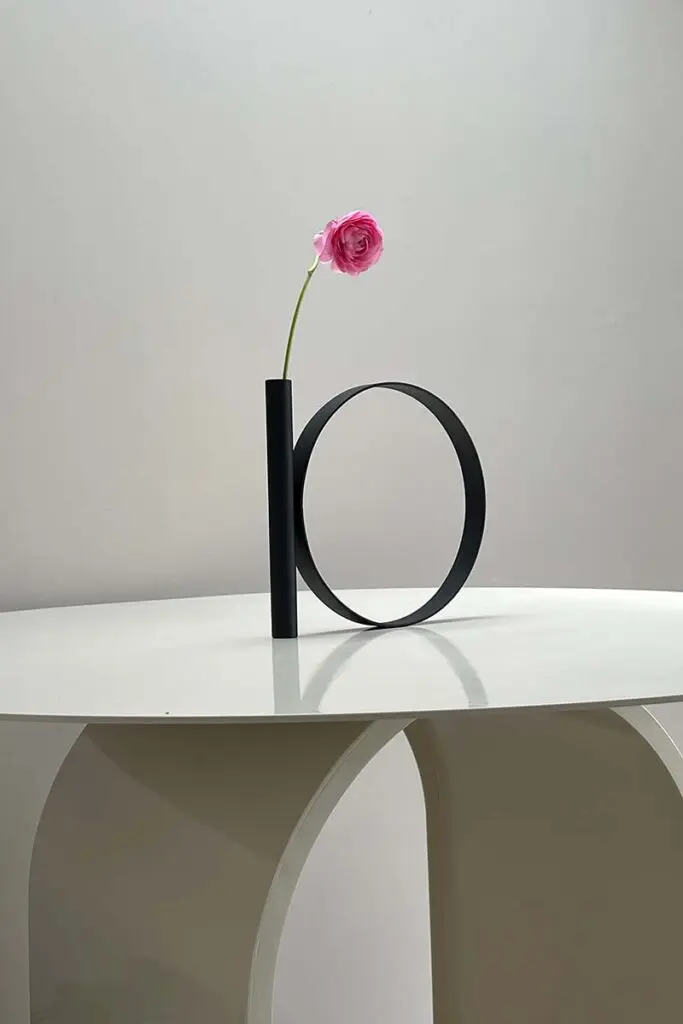 El metal es el corazón del diseño de esta firma de interiorismo y mobiliario