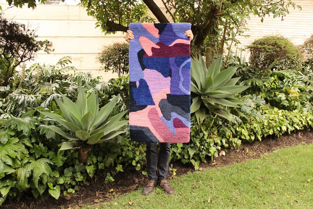 Hilar, un estudio de tapetes y tapices artesanales llenos de color