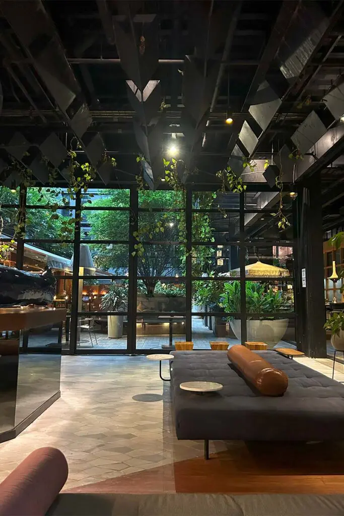 Crudo, honesto y vibrante: un recorrido por el click clack de medellín