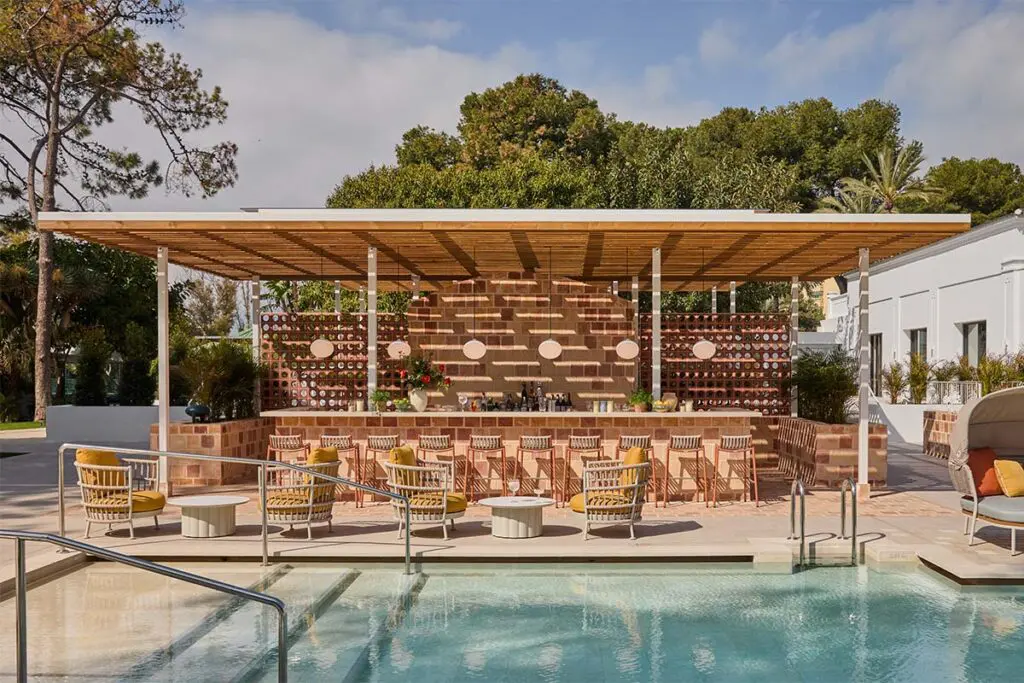 El estilo de los años setenta revive en el diseño de este hotel en marbella, españa