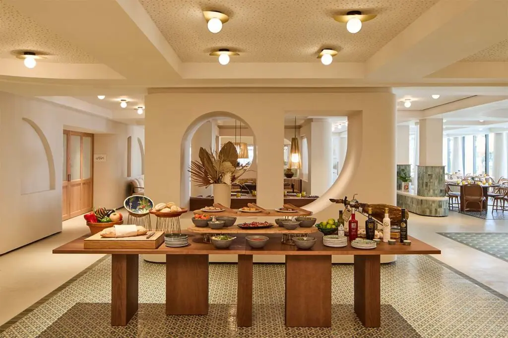 El estilo de los años setenta revive en el diseño de este hotel en marbella, españa