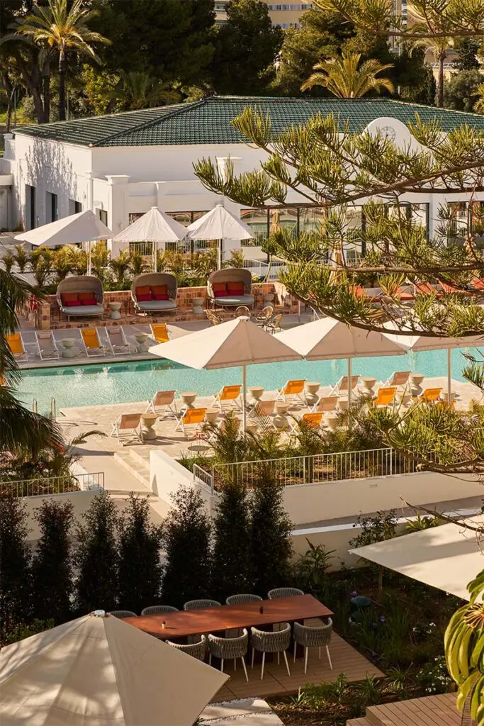 El estilo de los años setenta revive en el diseño de este hotel en marbella, españa