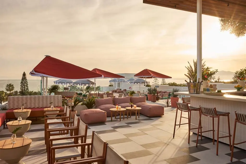 El estilo de los años setenta revive en el diseño de este hotel en marbella, españa