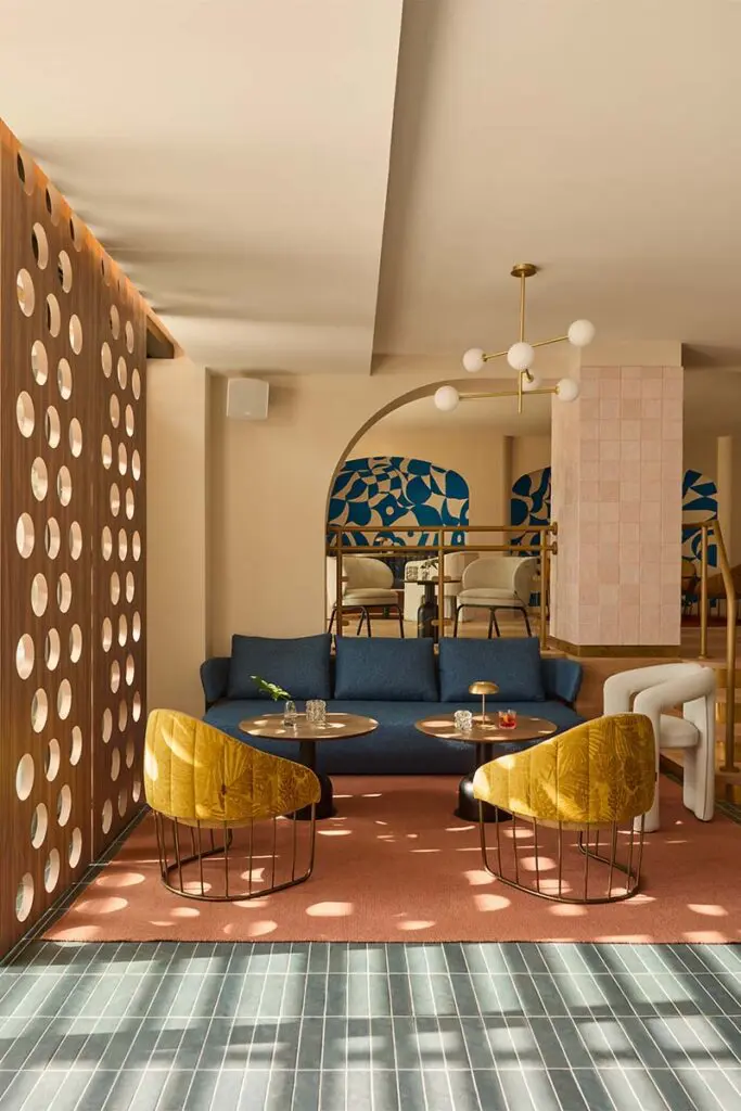 El estilo de los años setenta revive en el diseño de este hotel en marbella, españa
