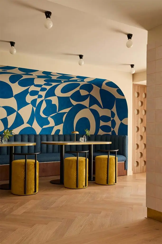 El estilo de los años setenta revive en el diseño de este hotel en marbella, españa