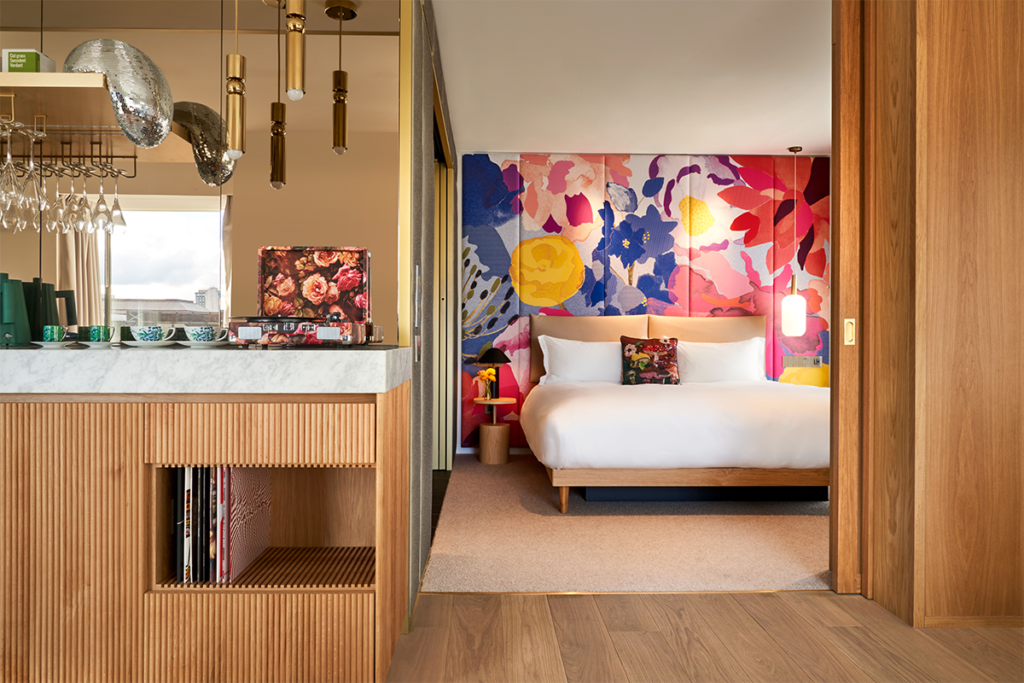 Este hotel en londres es una estadía de lujo con espacios abiertos y flexibles