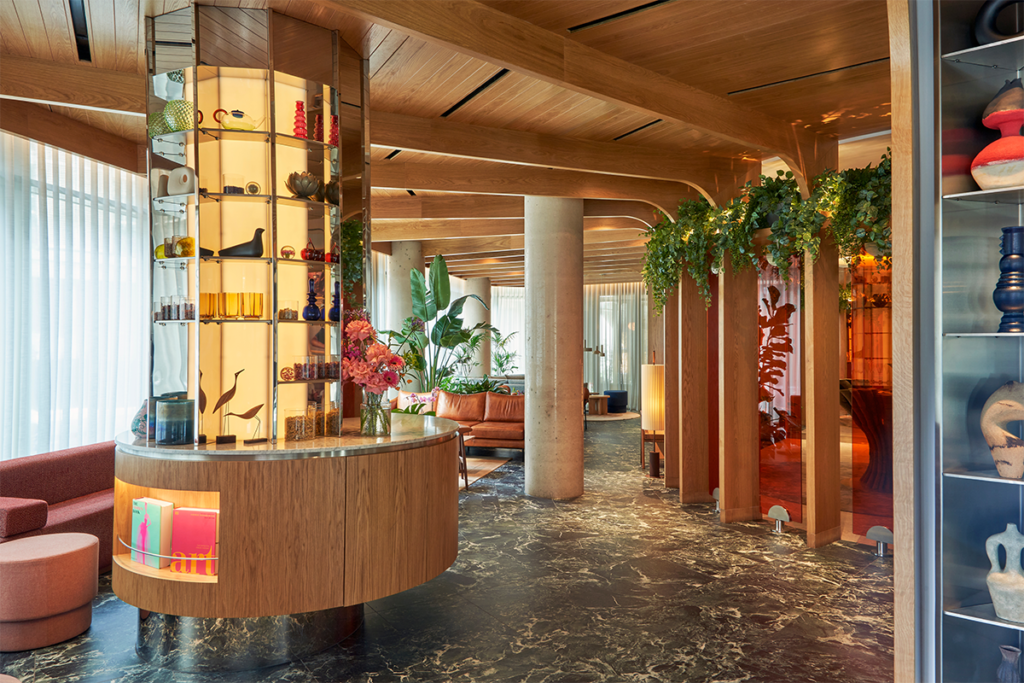 Este hotel en londres es una estadía de lujo con espacios abiertos y flexibles