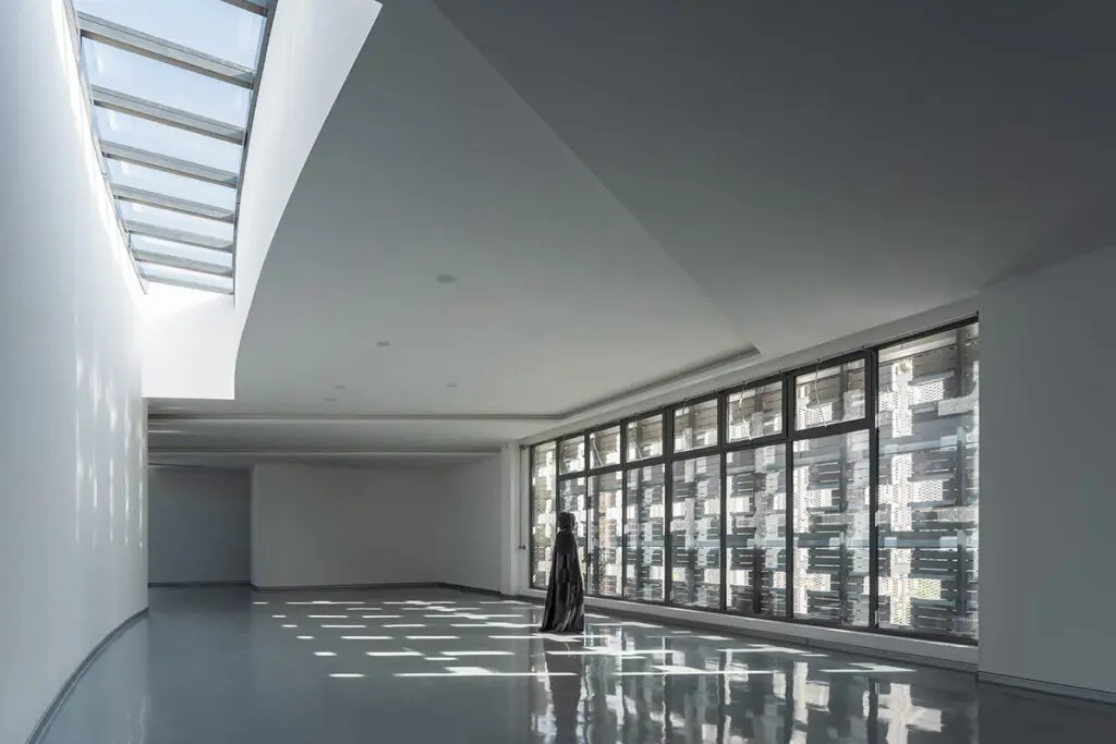 Singular y sobrio: así es el diseño de la iglesia de jesús fengxian qixian, en china