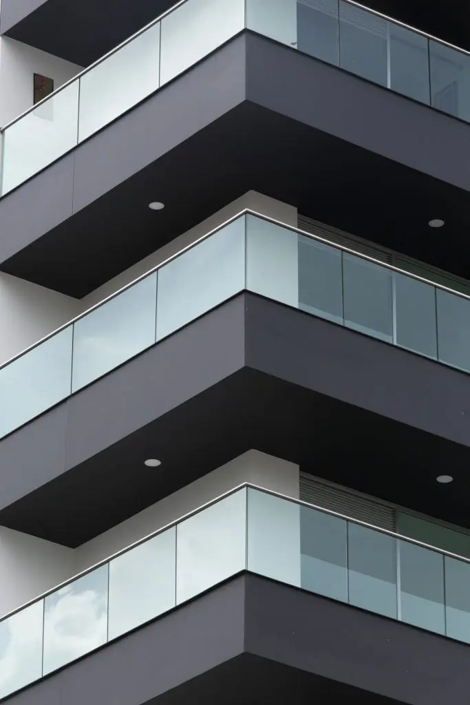 La fachada acristalada de la torre pinares, en pereira, risaralda