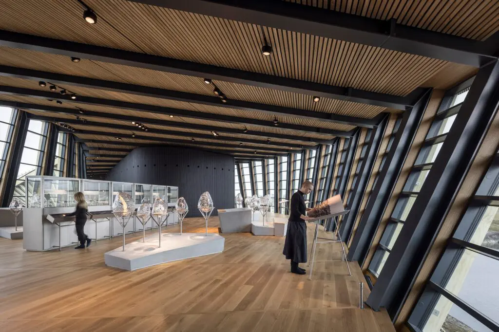 Un centro cultural en medio de glaciares, con salas de exposiciones y cine