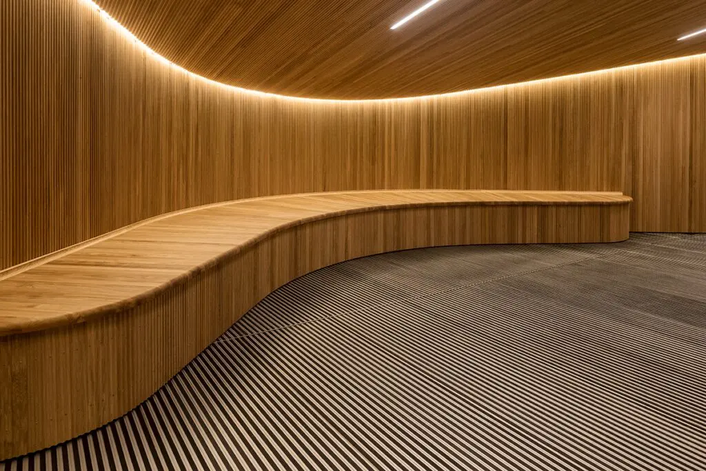 Un centro cultural en medio de glaciares, con salas de exposiciones y cine