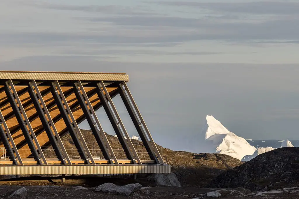 Un centro cultural en medio de glaciares, con salas de exposiciones y cine