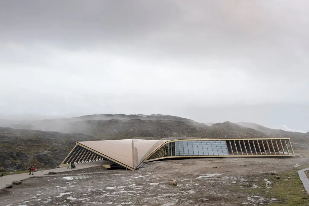 Un centro cultural en medio de glaciares, con salas de exposiciones y cine