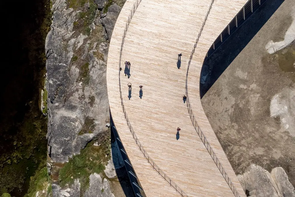 Un centro cultural en medio de glaciares, con salas de exposiciones y cine