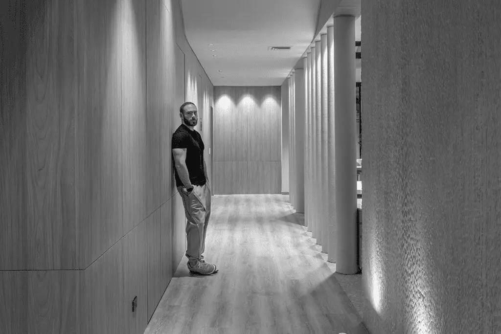 La sala principal convierte esta obra en un hogar que cuenta historias