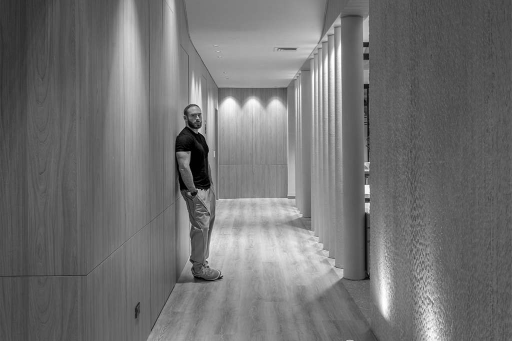 La sala principal convierte esta obra en un hogar que cuenta historias