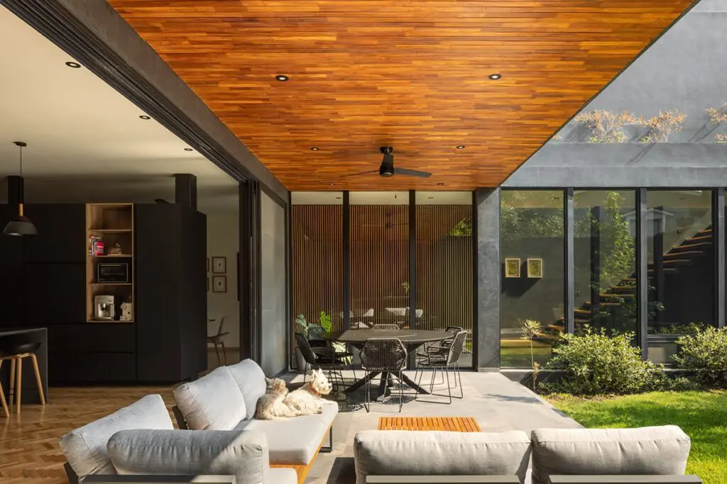 En esta casa en méxico se disfruta del silencio de vivir entre árboles