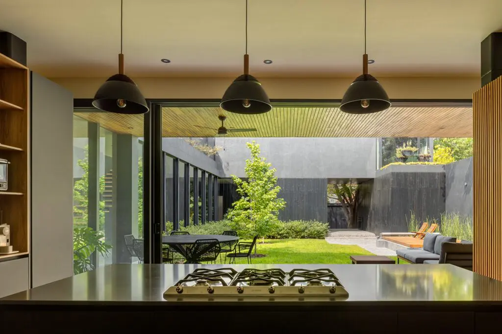 En esta casa en méxico se disfruta del silencio de vivir entre árboles