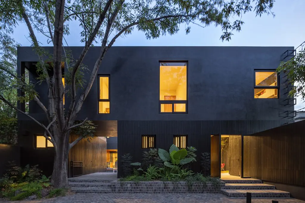 En esta casa en méxico se disfruta del silencio de vivir entre árboles