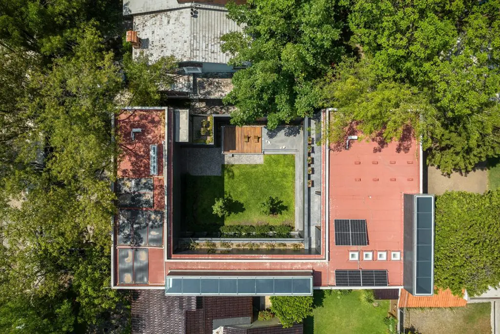En esta casa en méxico se disfruta del silencio de vivir entre árboles