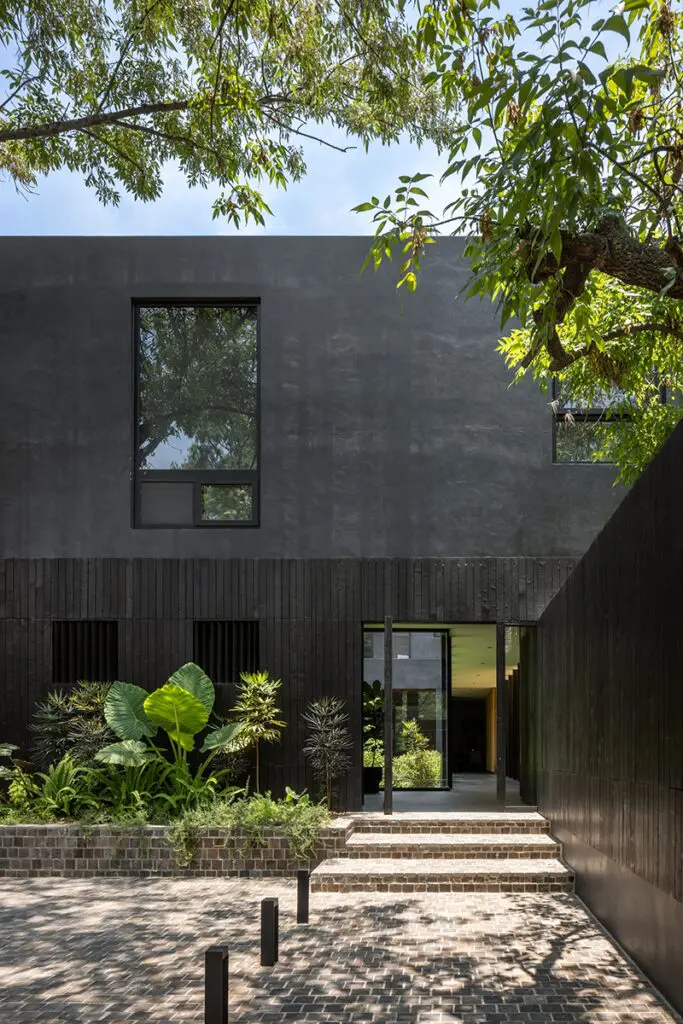 En esta casa en méxico se disfruta del silencio de vivir entre árboles