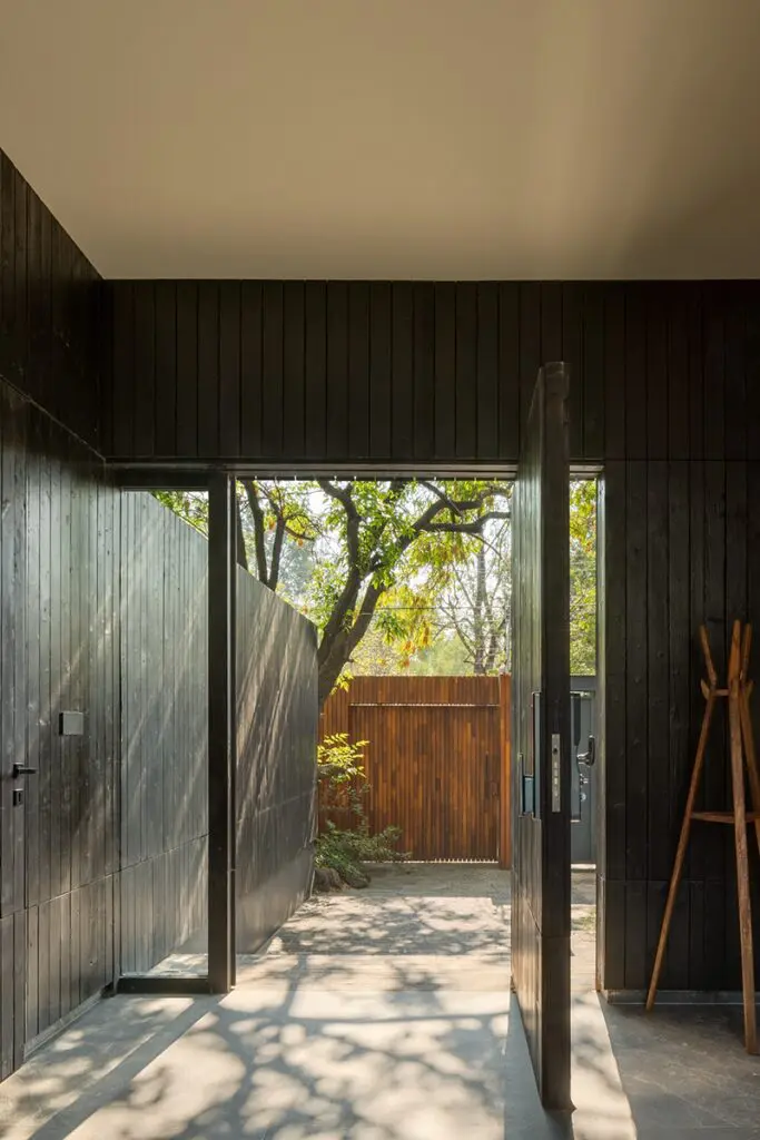 En esta casa en méxico se disfruta del silencio de vivir entre árboles