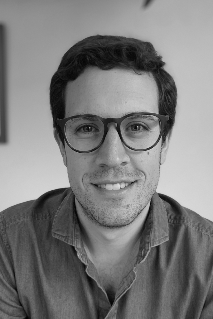 Dos casas con una arquitectura que se beneficia del sol y gira alrededor de un patio