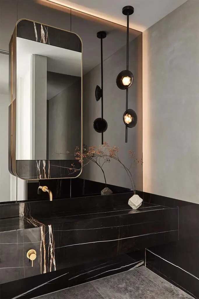 El mármol negro define el lenguaje arquitectónico de este baño El mármol negro define el lenguaje arquitectónico de este baño