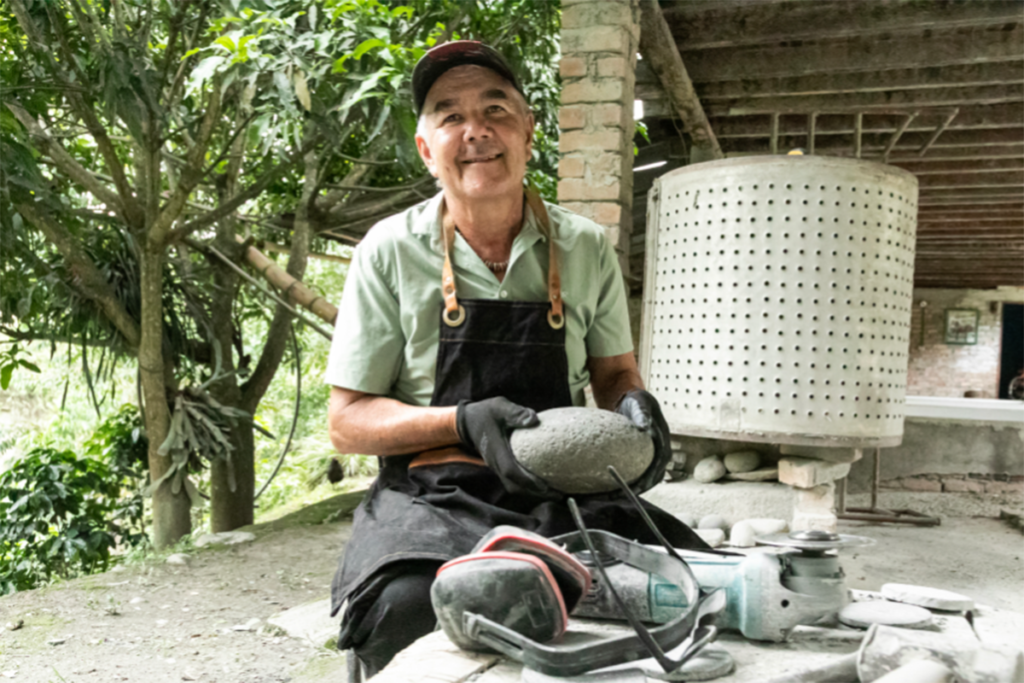 Luminarias en piedra: esculturas de luz hechas por artesanos colombianos