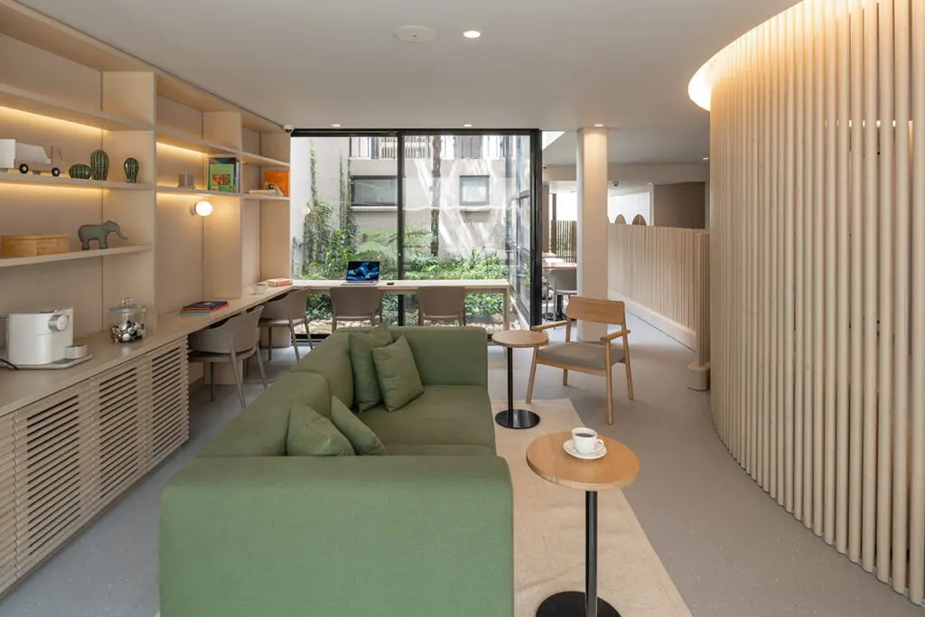 Un jardín para niños cuya arquitectura evoca el juego y la calma